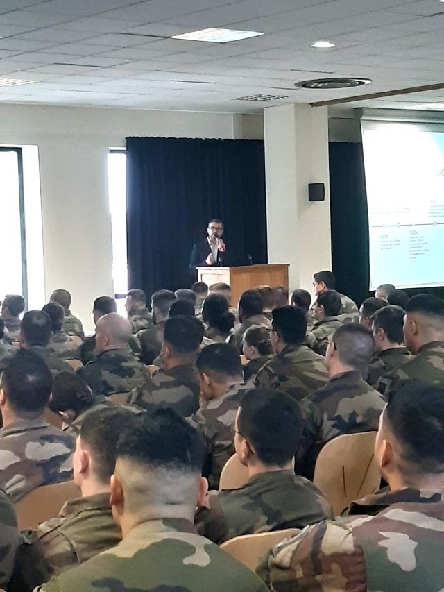 Exposé du directeur de l'ONaCVG de Maine-et-Loire devant des militaires du 6è régiment du Génie